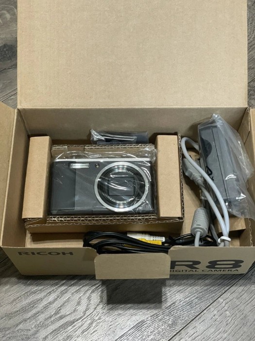 Picture of Ricoh R8 10MP 7.1x Zoom Compact Digital Camera – Rare Black Edition (Brand New)
